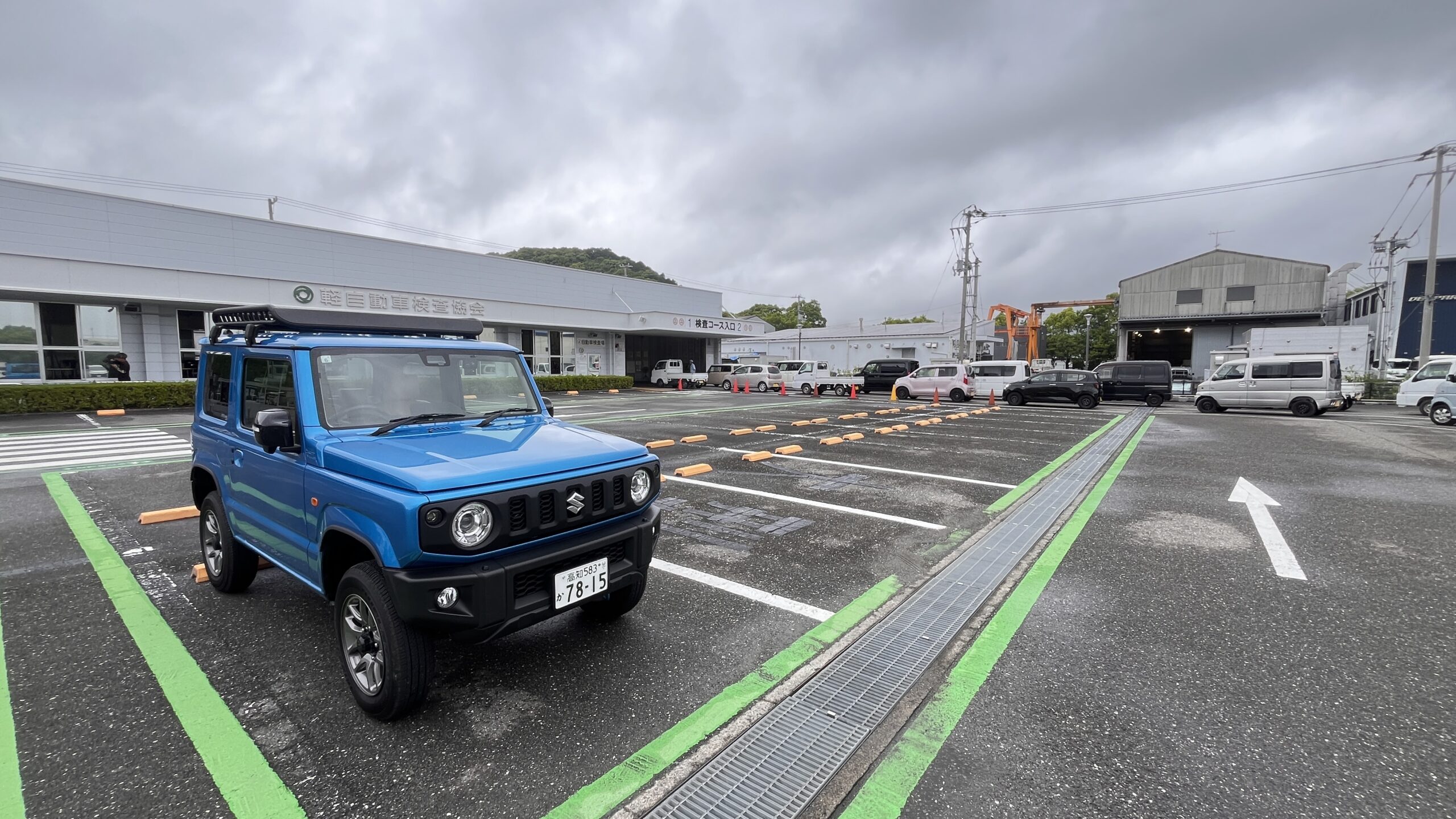 ジムニーJB64のユーザー車検で軽自動車検査場の検査ラインに並ぶ様子